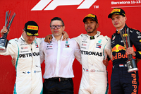 F1第5戦スペインGPを制したメルセデスのルイス・ハミルトン(写真右から2人目)、2位に入ったメルセデスのバルテリ・ボッタス(同左端)、3位でレースを終えたレッドブルのマックス・フェルスタッペン(同右端)。(Photo=Red Bull Racing)