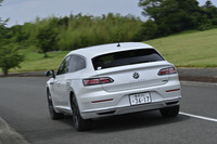 「アルテオン シューティングブレーク」は、全車フルタイム4WD「4MOTION」仕様。アダプティブシャシーコントロール「DCC」や電子制御ディファレンシャルロック「XDS」「プログレッシブステアリング」などで足まわりは強化されている。