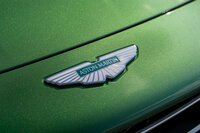 アストンマーティンは1913年に誕生した老舗のスポーツカーメーカーである。2022年7月には、来るべき未来へ向けた新デザインのエンブレムが発表されており、当然ながら「DB12」にも、それが用いられている。