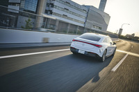 今回は福岡から高速道路を東へと向かうルートを採用。一度の充電で1045kmを走破し、「EQS450+」の製品スペックである759km(WLTCモード値)を大幅に上回るとともに、2024年に記録されたギネス世界記録949kmを更新した。