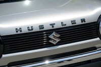 フロントにあしらわれる「HUSTLER」のアルファベットエンブレム。現行では2020年11月登場の特別仕様車「Jスタイル」が初出のデザインで、「タフワイルド」のものは色がブラックとなっている。