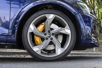 タイヤは20インチが標準で、試乗車の22インチはオプション。外型寸法もすさまじいが、前後とも285という幅もすごい。