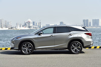 ボディーの全長は「RX450h/RX300」のプラス110mmにあたる5000mm。一方、ホイールベースは他グレードと変わらぬ2790mm。