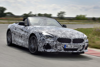 テストコースを周回する新型「BMW Z4」。2018年の「ペブルビーチ・コンクール・デレガンス」での正式発表がうわさされている。