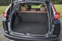 「CR-VハイブリッドEX・マスターピース」は、荷室側面のレバー操作で後席の背もたれを倒すことができる。