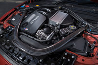 専用チューニングの施された3リッター直6ツインターボエンジン。「M3セダン」より19ps高い、450psの最高出力を発生する。