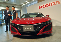 「ホンダNSX」の前で、八郷隆弘社長と佐藤琢磨がフォトセッションに臨む。