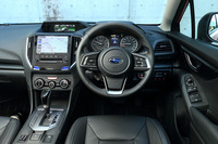 運転席まわりの様子。本革巻きのステアリングホイールやシフトノブは「ブラックレザーセレクション」に含まれる。