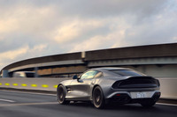 0-100km/h加速は3.3秒、最高速は345km/hと公称される「アストンマーティン・ヴァンキッシュ」。生産台数は年1000台未満で、価格は“非公開”とされている。