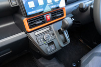 「タント」に電動パーキングブレーキが採用されたのは、2021年9月の改良時だ。今回のマイナーチェンジでは採用車種が拡大され、エントリーグレードの「タントL」を除く全車に標準装備となった。