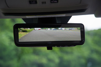 今回の改良では「レヴォーグ」にはルームミラーにリアカメラの映像を表示する「スマートリヤビューミラー」が設定された。