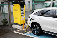 50kWの急速充電器を使った場合の充電量は、30分でおよそ25kWh、約125km走行分とされている。ただ、カタログにも“注意書き”されている通り、こうした数字はあくまで目安。実際の充電速度は、充電器の性能やバッテリーの残量などに大きく左右されるのだ。