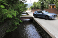 今回は、宮城県南部の白石市周辺で「V90クロスカントリーD4」に試乗した。写真は白石城に近い武家屋敷でのワンシーン。