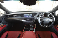 インテリアは、流麗なラインを描くインストゥルメントパネルを採用し、広がりのある空間が表現されている。