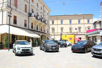 こちらは、シトロエンとプジョーの販売店による展示。