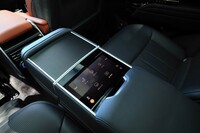 空調はセンターコンソールのタッチスクリーンでも操作が可能。シートポジションや照明、ブラインドなどもここで操作する。