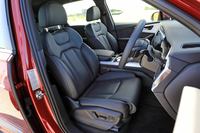 「Sライン」に装備されるパルコナレザーのスポーツシート。背もたれにはひし形とSの文字を組み合わせたSラインのロゴが施されている。