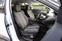 「アリュール」のシートはテップレザー(人工皮革)とファブリックのコンビタイプ。「GT BlueHDi」はテップレザーとアルカンターラの組み合わせで、こちらにはオプションで本革シートも用意されている。