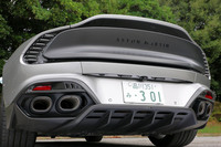 リアビューのアクセントにもなっている、ディフューザーと左右4本出しのマフラー。試乗車にはオプションのチタニウムエキゾーストシステムが装備されていた。