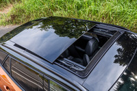 電動でリアシートの頭上まで開くガラス製の「パノラミックサンルーフ」は、14万円の有償オプションアイテム。ルーフライニングがブラックになるのも「GT」グレードに共通する特徴である。