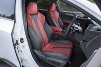 “Fスポーツ”専用の本革スポーツシート。前席にはヒーターとベンチレーターを備えている。