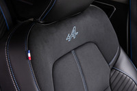 シートバック上部に施されたアルピーヌエンブレムの刺しゅうと、フランス国旗を想起させるタグ、3色のステッチの採用も、改良型「アルカナ」でこだわったというディテール。