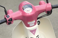 アニメ映画『天気の子』の劇中車を再現 「ホンダ・スーパーカブ50/110」にピンクの限定車の画像