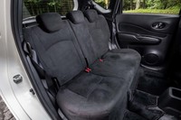 フロントシートに合わせ、赤いステッチを用いたスエード調のシート表皮が採用されるリアシート。バックレストは6:4分割可倒式で、荷物に合わせてアレンジが可能だ。