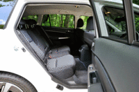 リクライニング機能が備わるリアシート。背もたれは、60:40の分割可倒式となっている。(写真をクリックすると背もたれの角度調節が見られます)