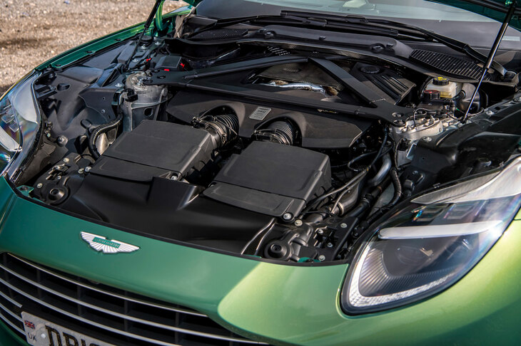 パワーユニットにはメルセデスAMG製の4リッターV8ツインターボエンジンを採用。従来モデルには用意のあった、5.3リッターV12ツインターボエンジンは設定されなかった。
