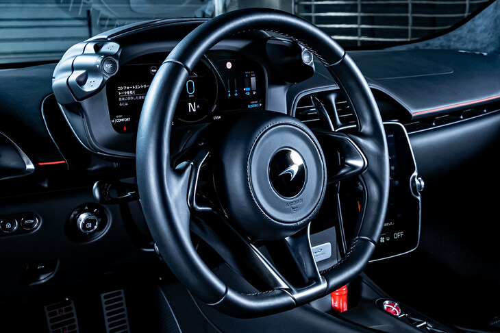 過去のモデルと同様、雑みのない操舵感を重視してステアリングホイールからは一切のスイッチ類を排除。液晶メーターはステアリングのチルト機構と連動して上下し、常に高い視認性を実現する。