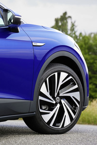 タイヤ&ホイールは21インチ。試乗車のタイヤ銘柄は「ブリヂストン・トランザECO」だった。