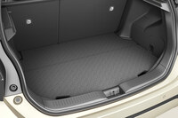 駆動方式による装備の差は少なく、4WD車の荷室にアジャスタブルデッキボードが標準装備される程度。それも、FF車にも販売店オプションとして用意される。