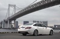 ボディーカラーは全13色の豊富なラインナップ。写真の「ホワイトパールクリスタルシャイン」は税込み3万7800円のオプションとして用意される。