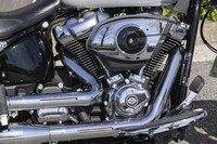 1923ccの排気量を持つ「ミルウォーキーエイト117」エンジン。「クラシック」(91HP/156N・m)、「カスタム」(103HP/168N・m)、「ハイアウトプット」(114HP/173N・m)の3つの仕様が用意され、「ファットボーイ」にはカスタム仕様が搭載される。