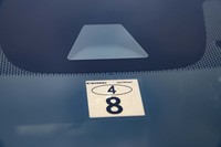 もっとも発見が難しいと思われるのがこちら。ウインドシールド上部のドット柄の中に「N」が隠れている。車検標章シールにある「4」の数字の真上。