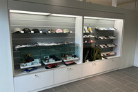 ショールームでは、キャデラック/シボレーのグッズも販売される。