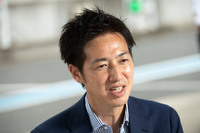 <小島利章さんプロフィール>
1999年入社。ボディー設計の部署に配属され、「アベンシス」「シエンタ」「ヴィッツ」などのアッパーボディーやプラットフォーム設計に従事。2011年に製品企画本部に移動し、「プリウス」「プリウスPHV」の開発を担当する。2017年より現職。