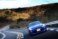 今回、箱根のワインディングロードに連れ出した「日産GT-Rプレミアムエディション」は、オプションのボディーカラー「ワンガンブルー」をまとった最新の2020年モデル。車両本体価格は1232万9900円。