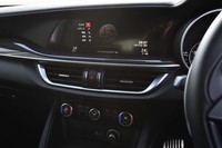 「ステルヴィオ クアドロフォリオ」には車載のカーナビはなく、ドライバーはApple CarPlayやAndroid Autoのカーナビ機能を利用することになる。