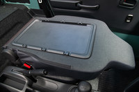 助手席の背もたれは可倒式となっており、荷物を積んだり、テーブルとして使用したりできる。