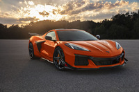 シボレーを代表するスポーツモデル「コルベット」。日本には標準モデルの「コルベット2LTクーペ/3LTクーペ/コンバーチブル」と、ハイパフォーマンスモデル「コルベットZ06」が、いずれも右ハンドル仕様で導入されている。