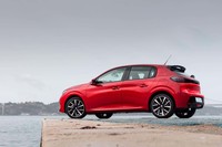 ボディーサイズは、「208アリュール」の場合で全長×全幅×全高=4095×1745×1445mm。先代と比べた場合、前後に120mm長くなり、車幅は5mmだけ拡大。全高は25mm低くなった。(写真は欧州仕様車)