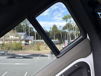 「ツインテラポッド」を下ろうとする「ディフェンダー」からの風景。このきつい傾斜路も、ヒルディセントコントロールを使えばノーブレーキで安全に下っていける。