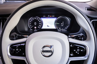 12.3インチサイズのドライバーディスプレイでは、センター部分にナビと連動する地図(写真)のほか、PHV専用のエネルギーフローなどが表示可能。パワートレインの駆動状態や燃費、充電状況などをここで確認できる。