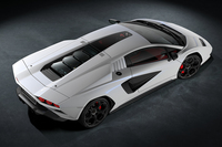 ルーフには、スイッチ操作により透明度が変えられる、特徴的なウィンドウが設けられている。