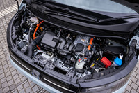 新型「フリード」のパワーユニットは、ホンダ独自の2モーターハイブリッドシステム「e:HEV」と純ガソリンエンジンの2種類。写真は最高出力106PSの1.5リッター直4エンジンに最高出力123PSのモーターを組み合わせた前者で、駆動方式はFWDと4WDが設定される。