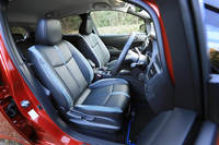 「e+ G」には40kWh仕様の「G」とは異なり、本革シートや、7基のスピーカーを備えたBOSEのサウンドシステムが標準装備される。