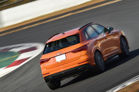 腰高なSUVでありながら、ロールを抑えて高い走行安定性を実現している「RS Q3」。富士スピードウェイでも存分にスポーツ走行を楽しめた。