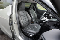 ナッパレザーのシート表皮は腕時計のストラップをモチーフにしたという。使い込んだような風合いのムラ染めが面白い。